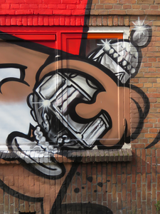 829463 Detail van de graffiti met rennende Utrechtse kabouters (KBTR), op de voorgevel van de leegstaande panden ...
